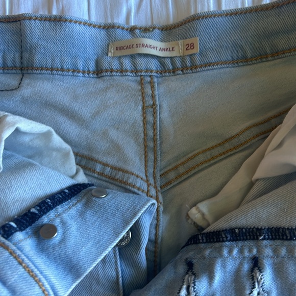 Women’s Levi jeans cut into shorts. Size 28. - Picture 2 of 5